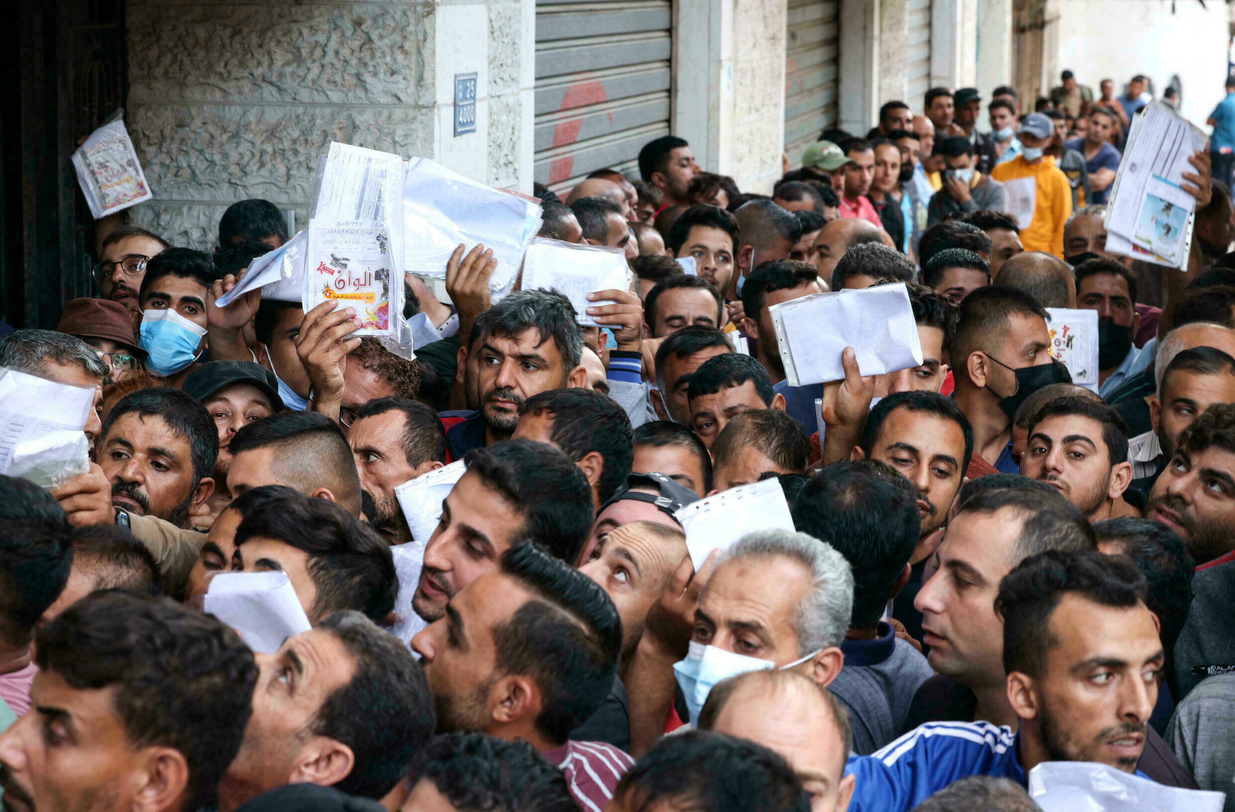 العمال يكشفون عورة حكم حماس بغزة