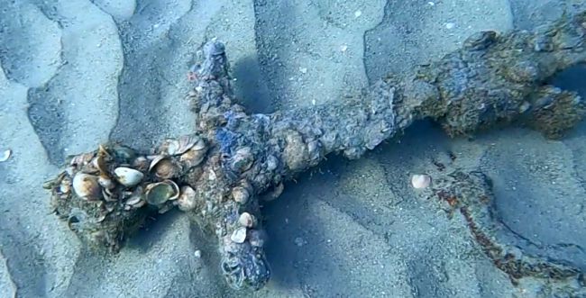 فيديو وصور ..غواص إسرائيلي يعثر على سيف فارس صليبي