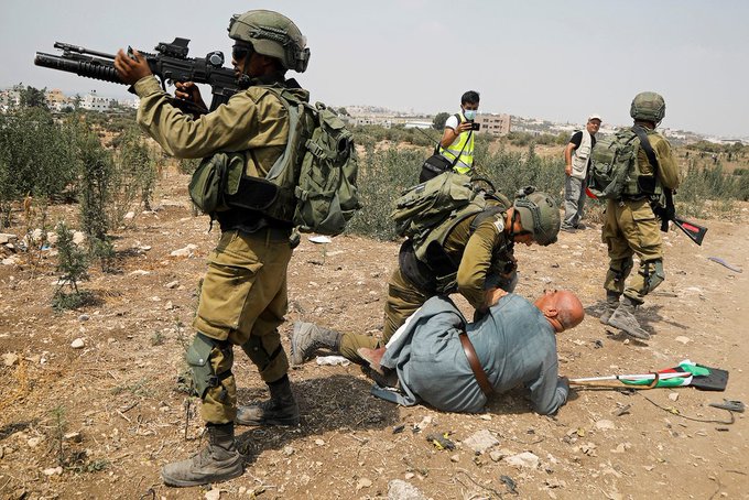 شهادات جنود الاحتلال: هكذا نجعل الفلسطينيين يشعرون بملاحقتنا الدائمة لهم