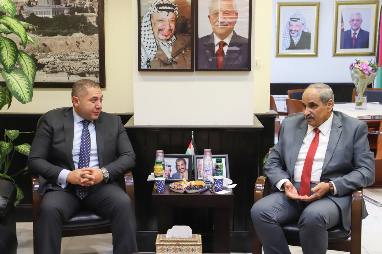 وزير الأشغال لسفير مصر: الحكومة نفذت في غزة مشروعات بملياري دولار