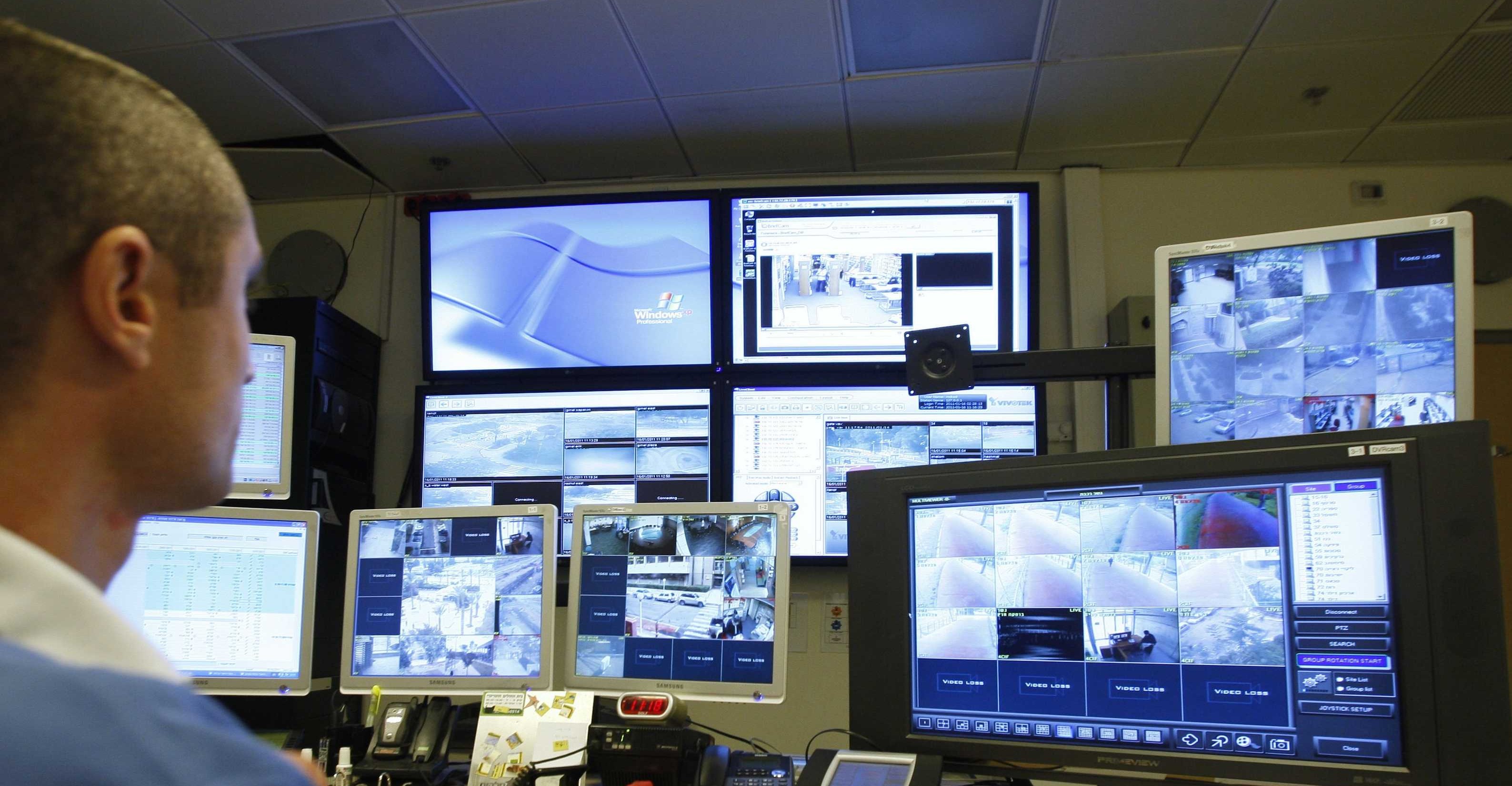 هآرتس: الفلسطينيون يعيشون تحت ظروف قاسية من تنصت الشاباك الاسرائيلي